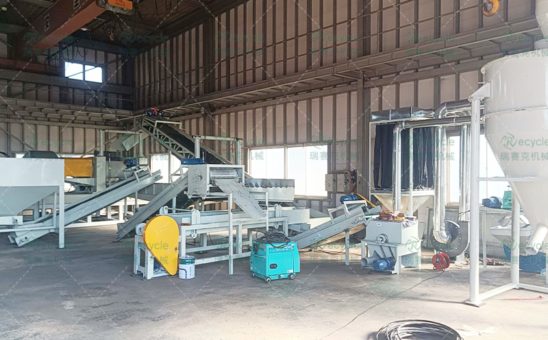 日本全自動輪胎破碎膠粉設備現(xiàn)場圖